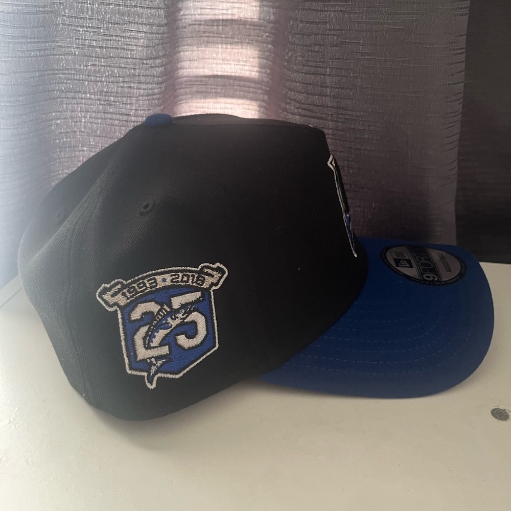 Adjustable hat - Picture 2 of 2